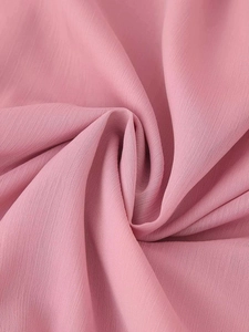 Dettaglio del tessuto chiffon rosa con fine trama verticale e morbidi drappeggi