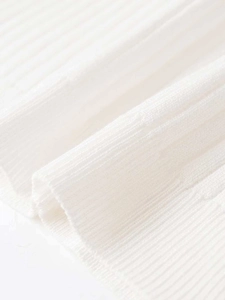 Detailansicht aus nächster Nähe von reinweißem Rippstrickstoff mit weicher vertikaler Textur