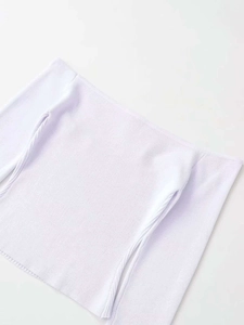 Détail du tissu en maille côtelée blanche avec fines rayures verticales et couture soignée