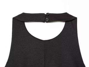 Detailansicht des Neckholder-Tops mit Tropfenausschnitt und doppeltem Knopfverschluss hinten