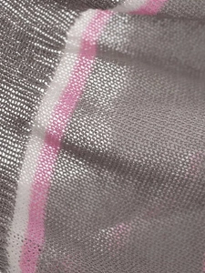 Dettaglio macro della maglia a righe traspirante nei toni grigio, bianco e rosa
