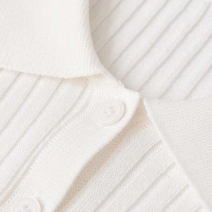 Eleganter weißer Rippstrick-Polo-Oberteil mit klassischen Knöpfen und feinem Muster