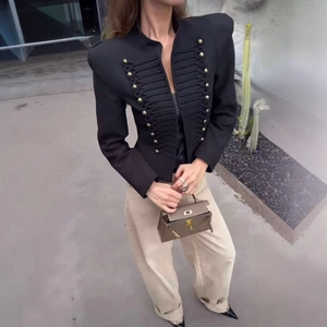 Giacca militare corta nera con bottoni dorati e spalline in stile streetwear