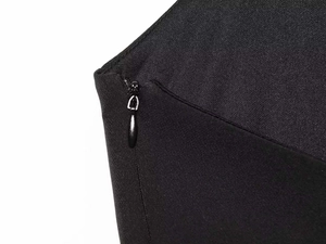 Nahaufnahme des unsichtbaren Reißverschlusses und der Stoffstruktur des schwarzen Neckholder-Tops