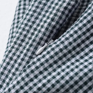Robe midi à carreaux vichy verts et blancs avec encolure carrée et fermeture éclair discrète