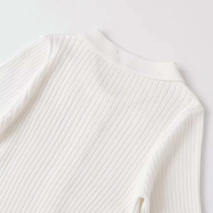 Weißes geripptes Poloshirt mit halben Ärmeln und eleganter Textur für den sommerlichen Look