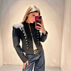 Giacca corta nera stile militare con bottoni dorati e spalline per un look raffinato