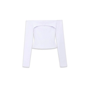 Elegante top in maglia bianca con spalle scoperte, dettagli a bottoni e coste fini