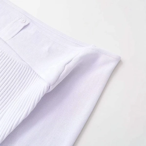 Elegante maglione in maglia bianco con spalle scoperte, trama a coste e bottone