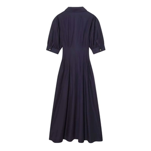 Robe midi en popeline bleu marine avec manches bouffantes et taille plissée sur fond blanc