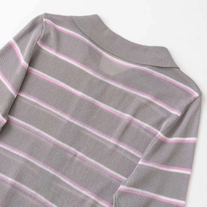 Top in maglia a righe grigie e rosa con colletto a polo e trama fine retrò