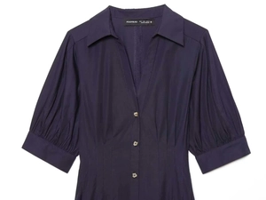 Détail des manches bouffantes et plis verticaux sur une robe chemise bleu marine