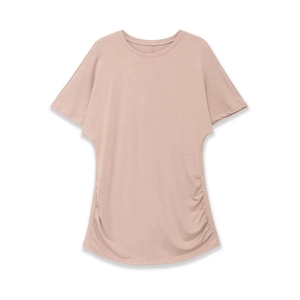 T-shirt rose col rond avec fronces latérales et manches courtes sur fond blanc