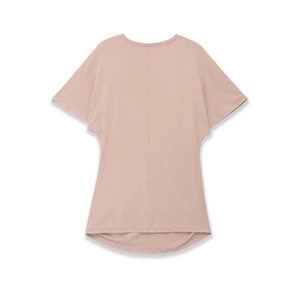 Vue détaillée du T-shirt rose montrant la couture arrière et les manches chauve-souris