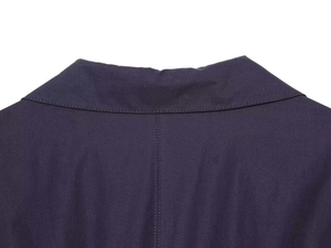 Vue détaillée des coutures et du tissu en popeline d'une robe midi violette à manches bouffantes
