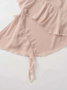 Détail des bords à volants superposés et du ruban sur une jupe d'été en mousseline rose