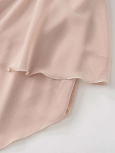 Détail du tissu en mousseline rose clair avec bords à volants et couture de haute qualité