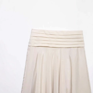 Jupe midi élégante en satin ivoire à taille haute avec cinq plis et ourlet drapé fluide