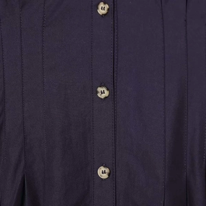 Robe midi violet foncé avec manches bouffantes, détails pintuck et boutons écailles