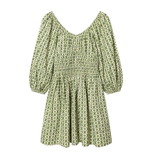 Robe fleurie verte et blanche avec col en V, manches bouffantes et taille froncée