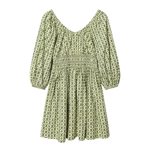 Détails de l'imprimé géométrique vert et de la taille élastique d'une robe d'été