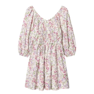 Robe courte fleurie avec manches bouffantes, col en V et taille froncée sur blanc
