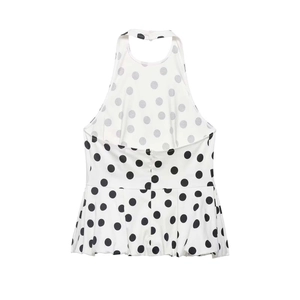 Détail du haut dos nu blanc à pois noirs avec un design dos ouvert pour l'été