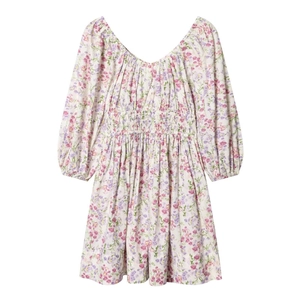 Détail d'une robe fleurie blanche avec manches bouffantes et taille smockée