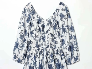 Détail des manches bouffantes et de la taille smockée élastique sur robe à fleurs