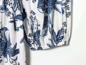 Détail du poignet bouffant avec fronces élastiques sur une robe d'été fleurie