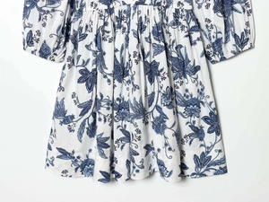 Détail de la robe fleurie montrant la taille élastique et le motif botanique bleu