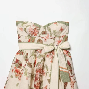 Elegant strapless floral dress with waist bow and vintage nature print on cream fabric