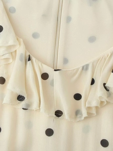 Vue détaillée d'une robe à pois avec fermeture éclair invisible et volants délicats