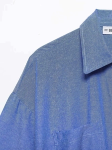 Dettaglio di camicia blu con coulisse che mostra colletto e etichetta interna