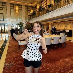 Ensemble d'été pour femme avec haut péplum à pois à col licou et short noir à taille haute