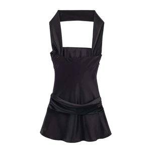 Elegante abito nero in raso con scollo all'americana e dettagli a pieghe lucide