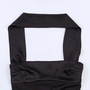 Dettaglio ravvicinato di una scollatura all'americana in raso nero con drappeggio