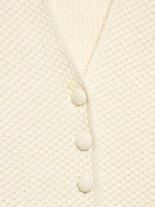 Détail du cardigan beige en tricot avec col en V et trois boutons recouverts de tissu