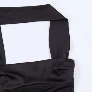 Elegante abito sottoveste in raso nero da donna con spalline larghe e finitura setosa