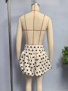 Détail de la jupe-culotte blanche à taille haute avec motif à pois noirs