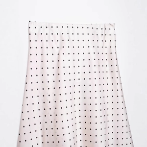Jupe midi élégante en satin à pois rose pâle avec une finition satinée soyeuse