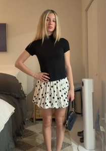 Détail d'une jupe boule vintage à pois pour femmes avec un haut noir chic et élégant