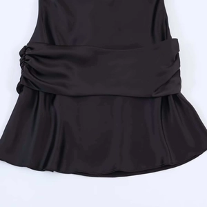 Abito elegante in raso nero con spalline a sciarpa e dettagli plissettati raffinati