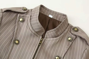 Détail de veste militaire à col montant avec épaulettes et tissu en toile à rayures
