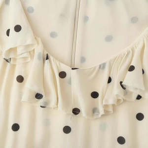 Robe d'été à pois avec décolleté à volants et fermeture éclair invisible au dos