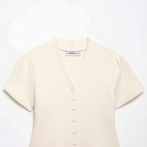 Cardigan chic blanc cassé à manches courtes et col en V avec maille gaufrée