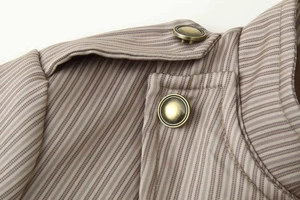 Vue détaillée d'une veste en sergé rayé avec boutons métalliques en cuivre vintage