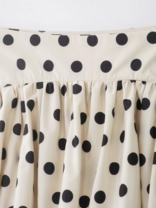 Vue détaillée du tissu de jupe plissée à pois avec coutures et fronces propres