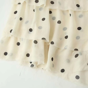 Robe d'été crème à pois à volants avec ourlet effiloché élégant et détails plissés