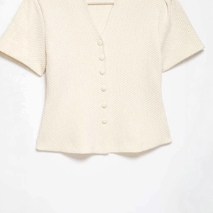 Gilet en maille à manches courtes et col en V de couleur blanc crème avec boutons élégants